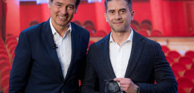 Juan Gelves (dcha), responsable de Talento y Transformación Cultural de Nestlé España, ha recogido el premio Randstad