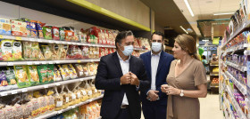 La segunda teniente de alcalde, María Jesús Tovar, y el coordinador de tiendas de HiperDino, Antonio Vera, hicieron un recorrido por sus instalaciones