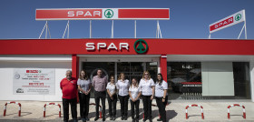 El equipo de SPAR Nueva Suecia durante su reapertura