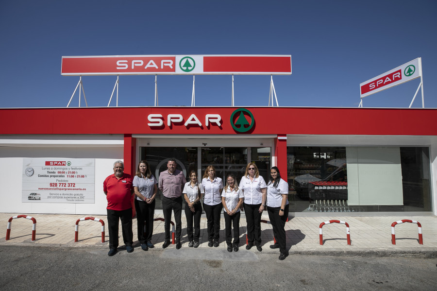 El equipo de SPAR Nueva Suecia durante su reapertura