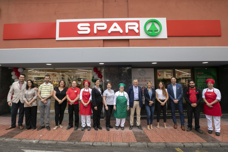 El equipo de SPAR Los Picachos tras la reapertura