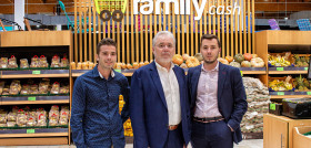 José Canet (centro) con sus hijos Carles (dcha) y Josep (izq), Family Cash