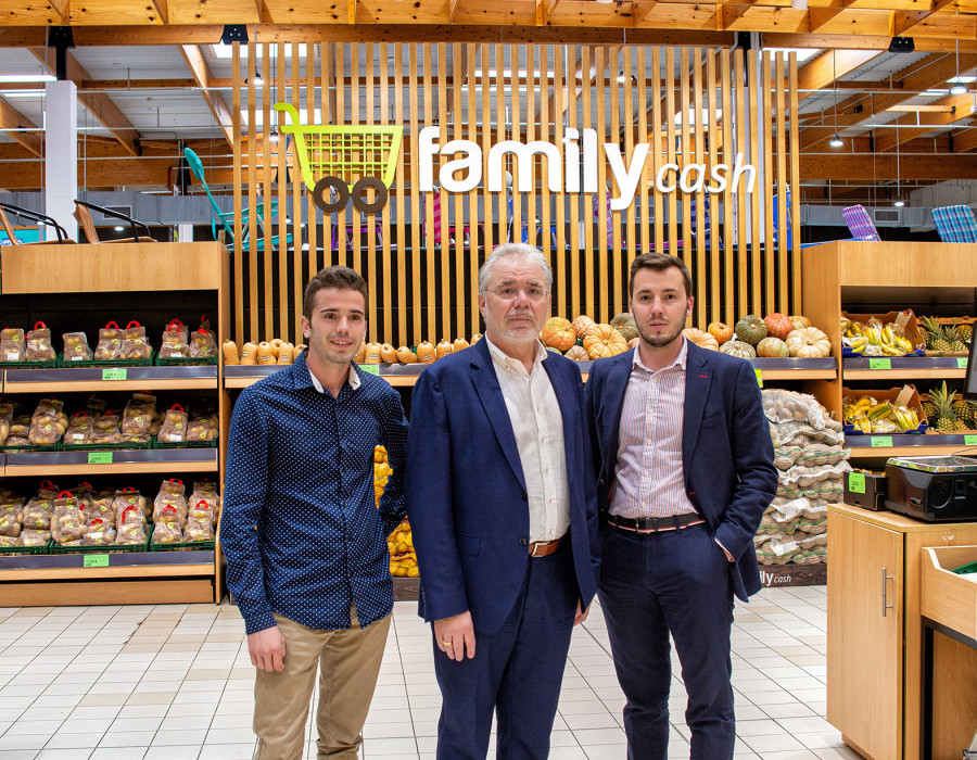 José Canet (centro) con sus hijos Carles (dcha) y Josep (izq), Family Cash