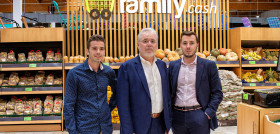 José Canet (centro) con sus hijos Carles (dcha) y Josep (izq), Family Cash