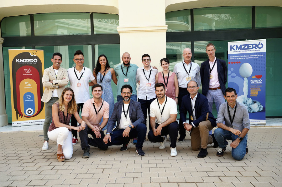 KM ZERO con las startups ganadoras y CEOS y representantes de las compañías impulsoras de KM ZERO Venturing (small)