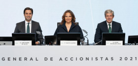 De izquierda a derecha, José Ramón de Hoces, Marta Álvarez, y Javier Rodríguez Arias baja