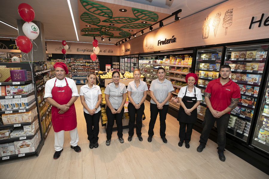 El equipo de SPAR La Paloma tras la reapertura