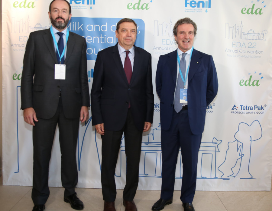 Ignacio Elola (izq), presidente de FeNIL, Luis Planas, ministro de agricultura pesca y alimentación y Giuseppe Ambrosi, presidente de EDA
