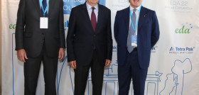 Ignacio Elola (izq), presidente de FeNIL, Luis Planas, ministro de agricultura pesca y alimentación y Giuseppe Ambrosi, presidente de EDA