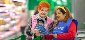 Voluntaria en una tienda de Mercadona durante la Gran Recogida de Alimentos