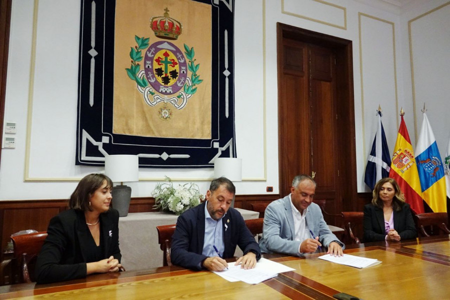 Momento de la firma del acuerdo entre el Ayuntamiento de Santa Cruz de Tenerife e HiperDino