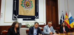 Momento de la firma del acuerdo entre el Ayuntamiento de Santa Cruz de Tenerife e HiperDino