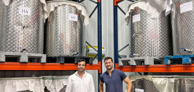 FERNANDO MARTÍN y RAÚL DE FRUTOS. Los CEO y fundadores de Víver Kombucha en la fábrica