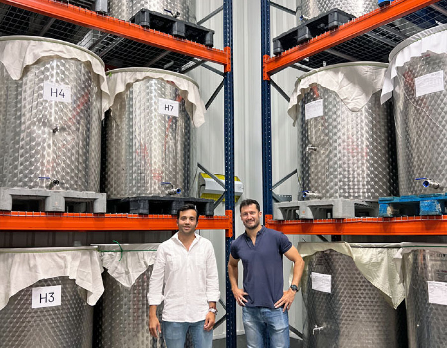 FERNANDO MARTÍN y RAÚL DE FRUTOS. Los CEO y fundadores de Víver Kombucha en la fábrica