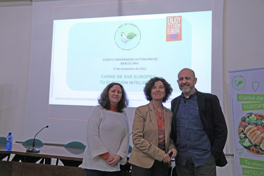 Los ponentes Magaly González (izq) y Carlos Garcés junto a la catedrática de la facultad de veterinaria de la UAB, Ana Cristina Barroeta