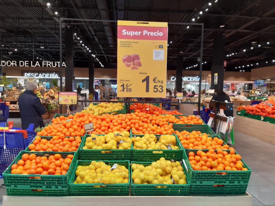Foto prensa cítricos en Carrefour