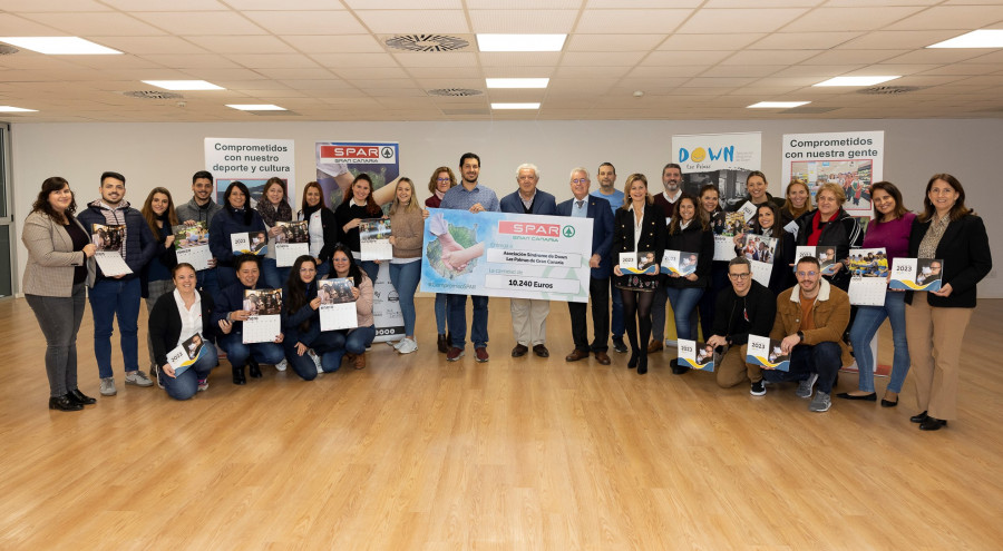 La plantilla de SPAR Gran Canaria entrega el cheque a la Asociación Síndrome de Down Las Palmas