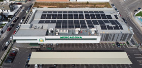 Cubierta con paneles solares de una tienda de Mercadona