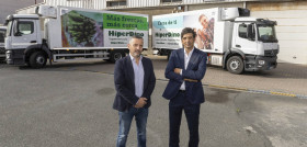 Honorio Sánchez, responsable de base Mercedes   Benz Louzao, y José Manuel Poblador, director de Logística de HiperDino