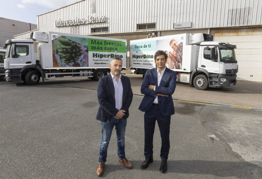 Honorio Sánchez, responsable de base Mercedes   Benz Louzao, y José Manuel Poblador, director de Logística de HiperDino