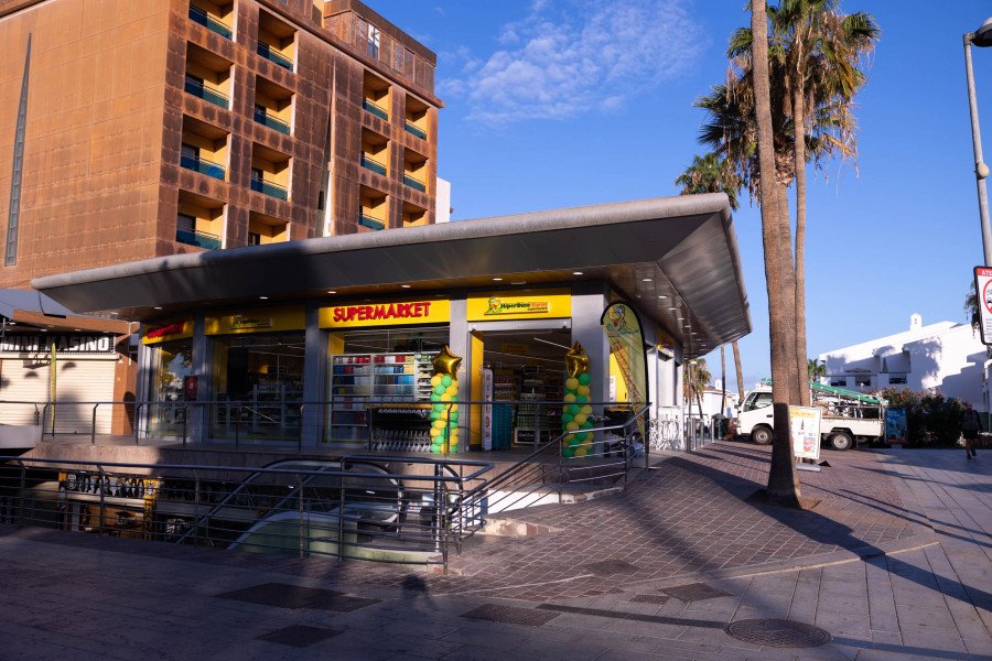Exterior de la tienda recién reformada localizada en Costa Adeje (Tenerife)