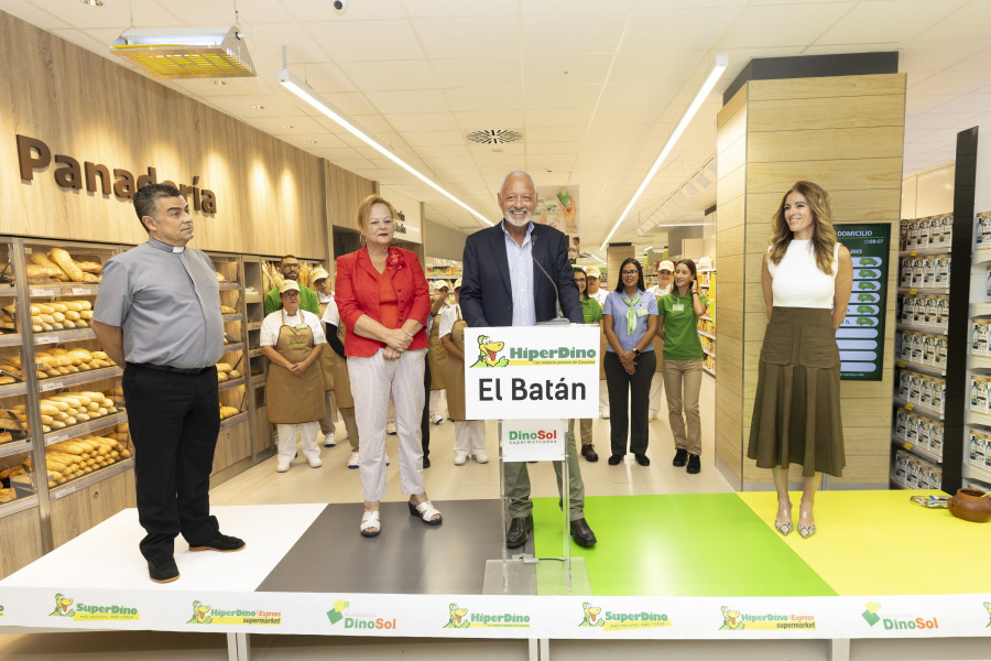 Autoridades en el acto de inauguración celebrado hoy