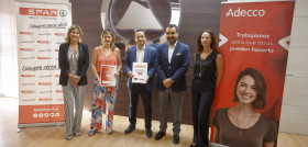 A la izquierda, la directora general y directora de RRHH de SPAR Gran Canaria junto a los representantes de Adecco