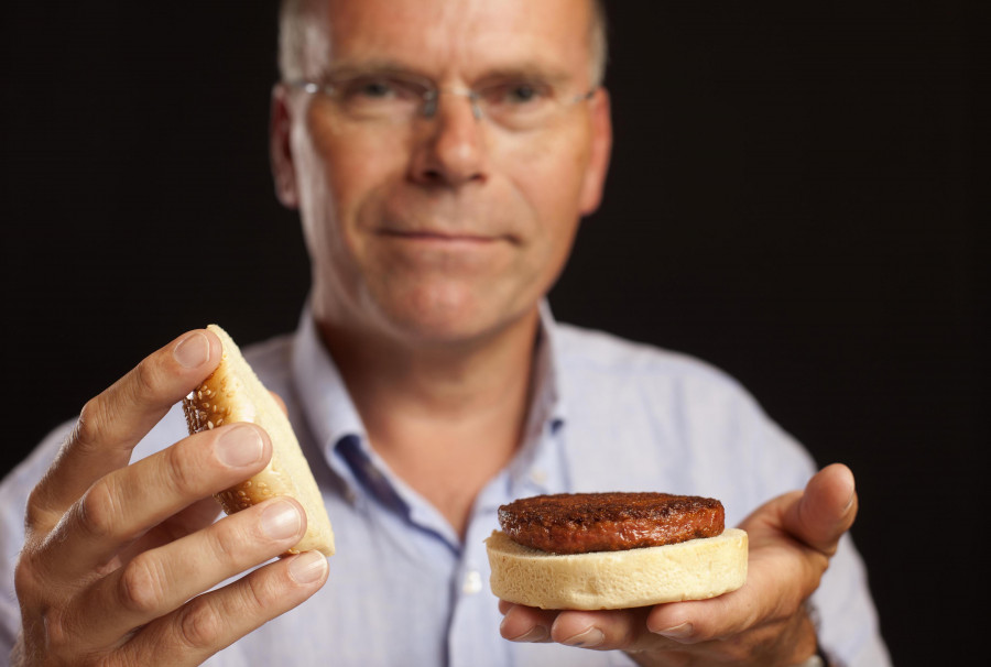 CC BY Mosa Meat burger 2013 credit Mosa Meat