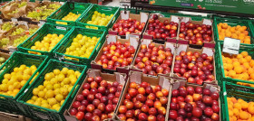 Foto prensa ciruelas en Carrefour