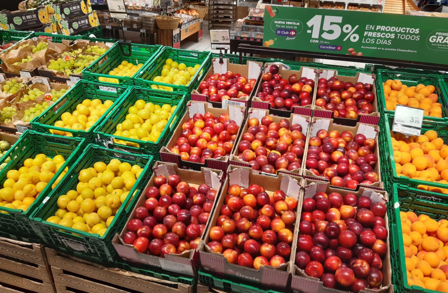 Foto prensa ciruelas en Carrefour