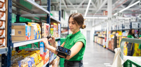 Elena, trabajadora de la Colmena con anillo escáner y móvil guía preparando compras online (1)