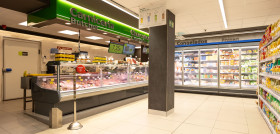Zonas de charcutería, carnicería y congelados de la tienda SuperDino Más por Menos