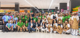 Equipo de la tienda HiperDino de Argana, en Lanzarote, en el momento de la inauguración