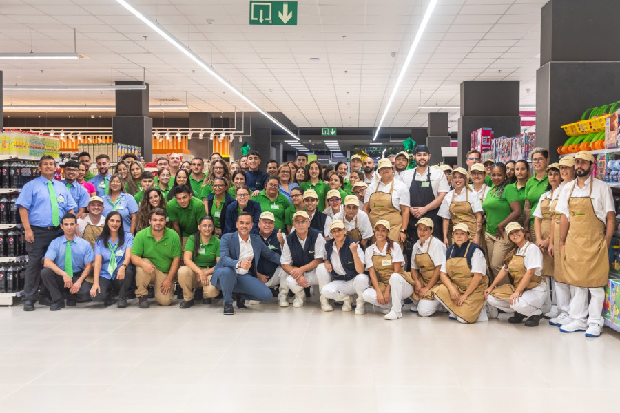 Equipo de la tienda HiperDino de Argana, en Lanzarote, en el momento de la inauguración