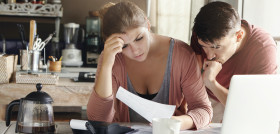 Matrimonio joven que enfrenta problemas financieros crisis economica mujer frustrada hombre infeliz estudiando factura servicios publicos