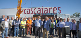 Alfonso Jiménez y Francisco Iglesias delante de la nueva fábrica de Cascajares