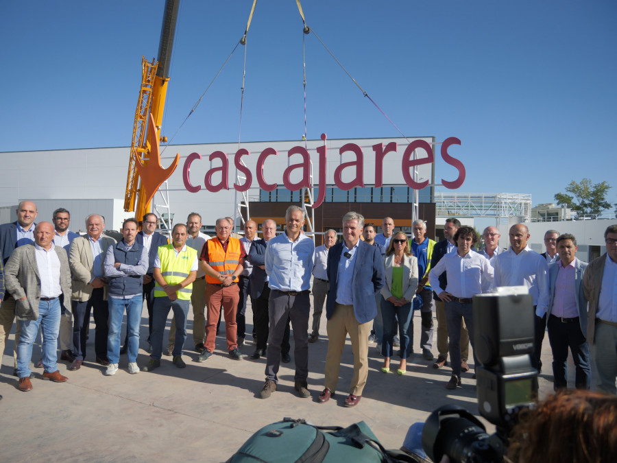 Alfonso Jiménez y Francisco Iglesias delante de la nueva fábrica de Cascajares