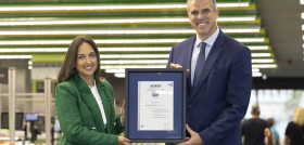 Dara Sánchez, responsable de Sostenibilidad de HiperDino, y Javier Lantigua, director de AENOR en Canarias