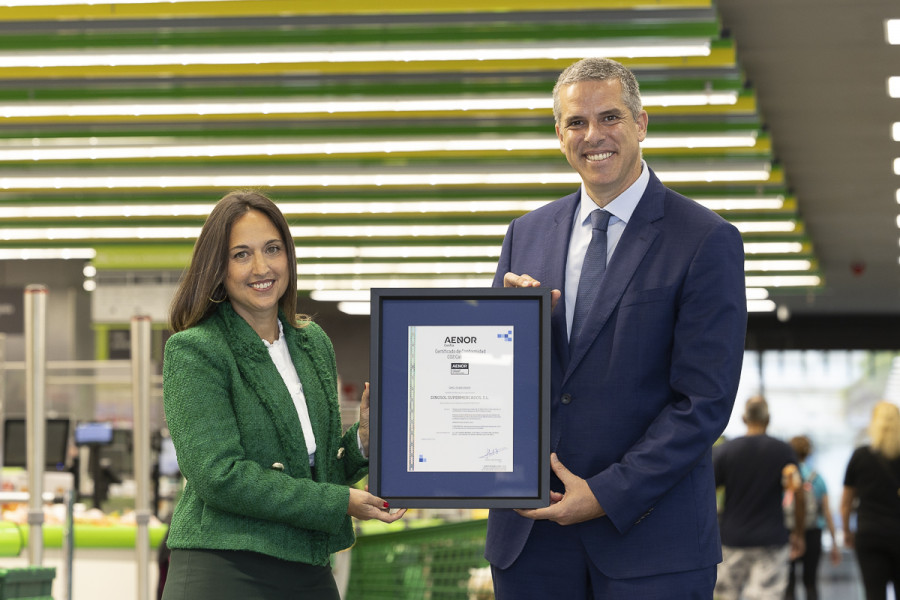 Dara Sánchez, responsable de Sostenibilidad de HiperDino, y Javier Lantigua, director de AENOR en Canarias