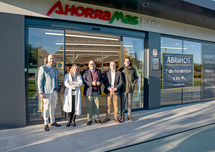 El alcalde de Boadilla visita el nuevo Ahorramas de la localidad