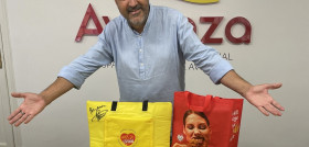 El presentador Tony Aguilar con los premios del sorteo con AVIANZA