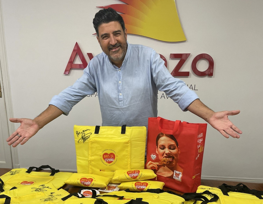 El presentador Tony Aguilar con los premios del sorteo con AVIANZA