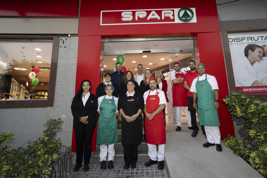El equipo de SPAR Siete Palmas tras la reapertura