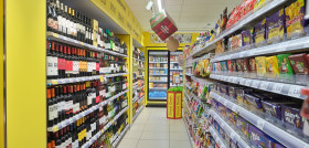 La tienda cuenta con secciones como bodega, frutería y panadería