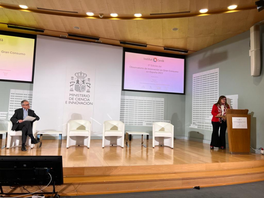 Carlos Cabrera, director general del Institut Cerdà, y Teresa Riesgo, secretaria general de Innovacion del Ministerio de Ciencia e Innovación. Presentación informe datos 2022