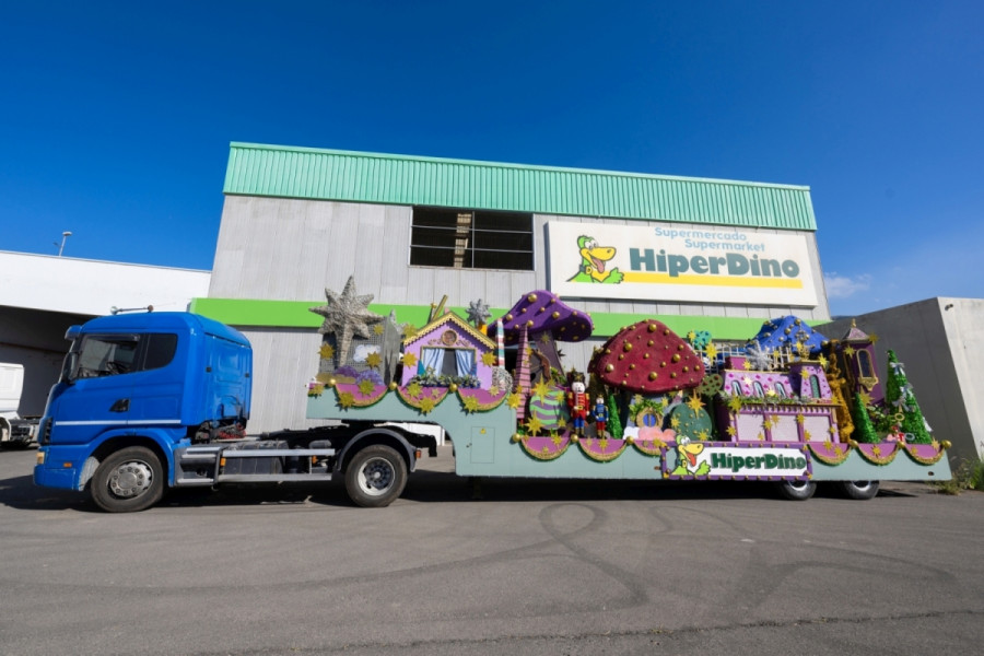 Carroza de HiperDino participante en la Cabalgata de Reyes de Puerto del Rosario (Fuerteventura)
