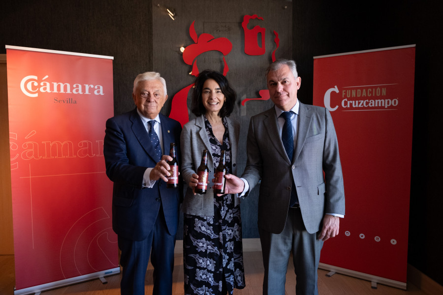HEINEKEN España De izquierda a derecha Francisco Herrero, presidente de la Cámara de Comercio de Sevilla  Carmen Ponce, directora de RRCC y Sostenibilidad de HEINEKEN España  y José Luis Sanz,