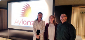 Arán Zaldivar, Ana E. Blanco y Antonio Alegre durante la formacion sobre AAWS