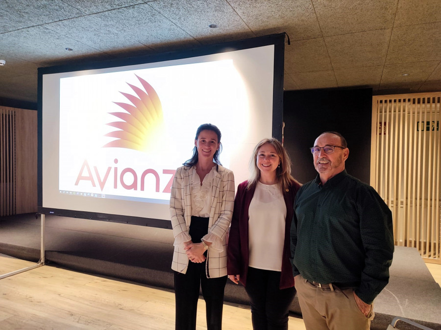 Arán Zaldivar, Ana E. Blanco y Antonio Alegre durante la formacion sobre AAWS