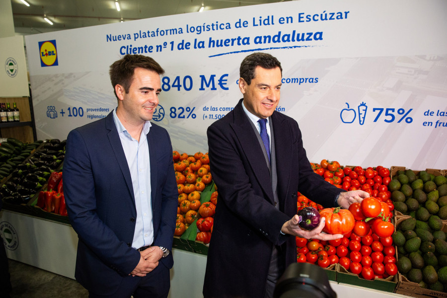 Carlos Martínez, director regional de Lidl en Andalucía, junto con Juanma Moreno, presidente de la Junta de Andalucía